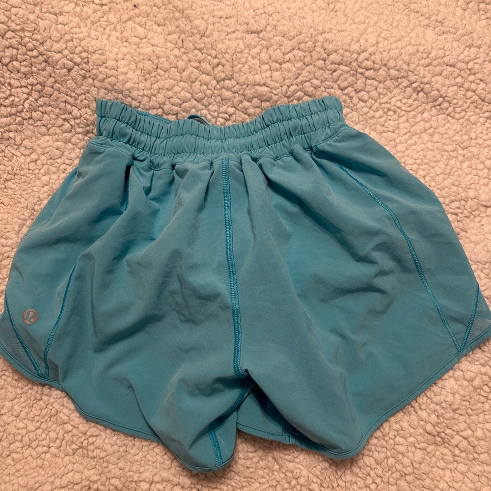 lululemon Hotty Hot Low-Rise Lined Short 4" (electric turquoise) size 2